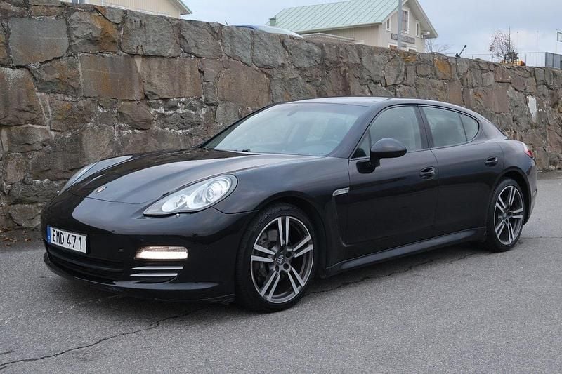 Svart Begagnad 2012 Porsche Panamera 4 Sport Sedan | 195 000 kr (Marknadspris) - Bild 1/4