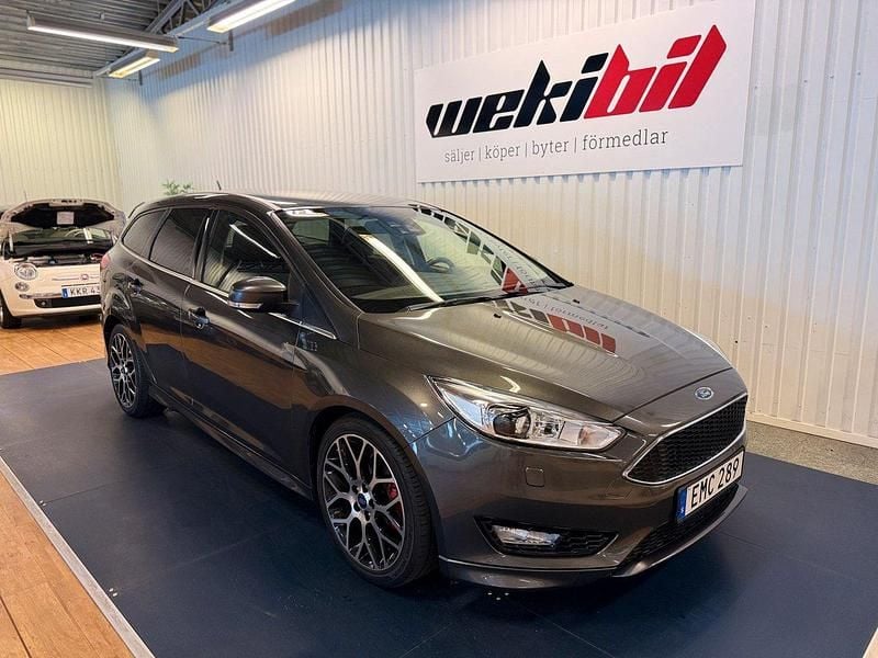 Grå Begagnad 2014 Ford Focus ST-Line Kombi | 119 500 kr (Dyr) - Bild 1/4