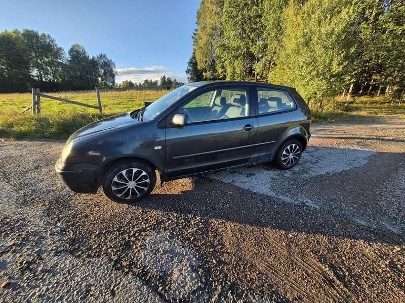 Grå Begagnad 2003 VW Polo Halvkombi | 23 000 kr (Marknadspris) - Bild 1/4