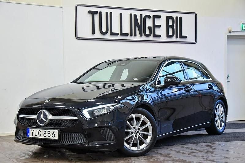 Svart Begagnad 2018 Mercedes A180 Halvkombi | 209 900 kr (Bra pris) - Bild 1/4