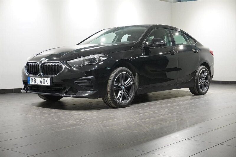 Svart Begagnad 2021 BMW 218 Sport Line Sedan | 254 500 kr (Marknadspris) - Bild 1/4