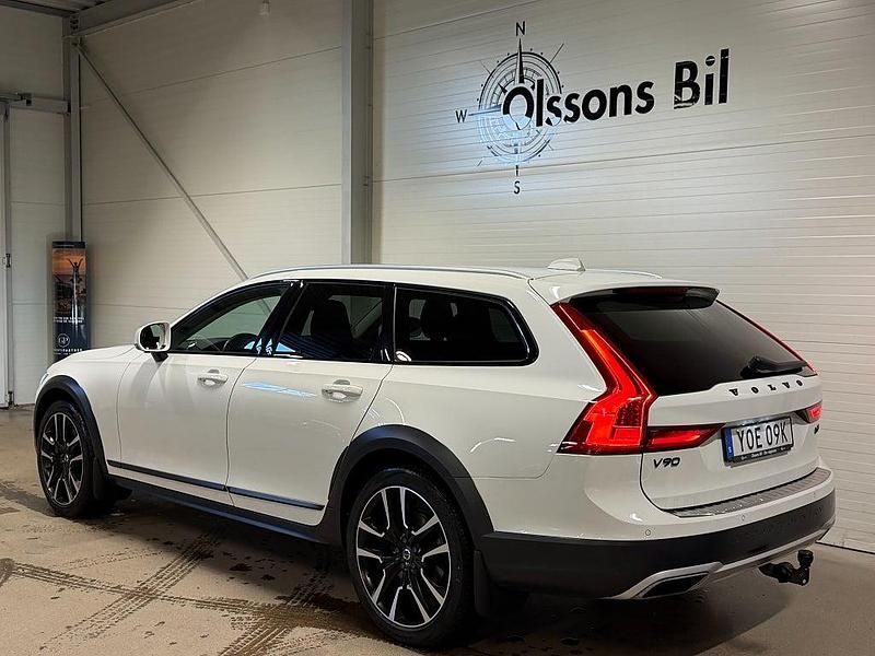 Begagnad Volvo V90 CC Momentum 190 HK (139 kW) 2020 Vit Kombi