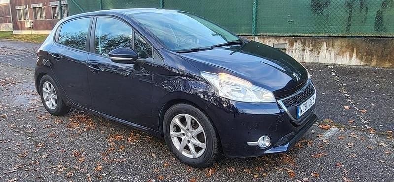 Mörkblå (blå) Begagnad 2013 Peugeot 208 Halvkombi | 44 900 kr (Marknadspris) - Bild 1/4