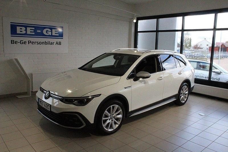 Vit Begagnad 2022 VW Golf Alltrack Kombi | 339 000 kr (Marknadspris) - Bild 1/4