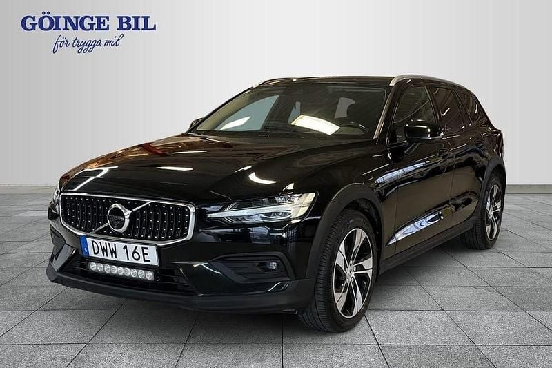Svart Begagnad 2021 Volvo V60 CC SE Kombi | 319 000 kr (Marknadspris) - Bild 1/2