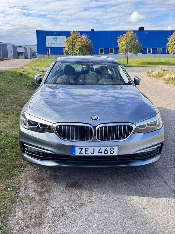 Blå Begagnad 2018 BMW 530e iPerformance Sedan | 249 000 kr (Marknadspris) - Bild 1/4