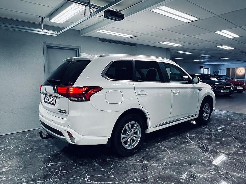 Begagnad Mitsubishi Outlander P-HEV 121 HK (88 kW) 2016 Vit SUV