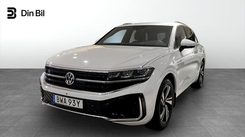Vit Begagnad 2025 VW Touareg R-line SUV | 759 900 kr (Marknadspris) - Bild 1/4