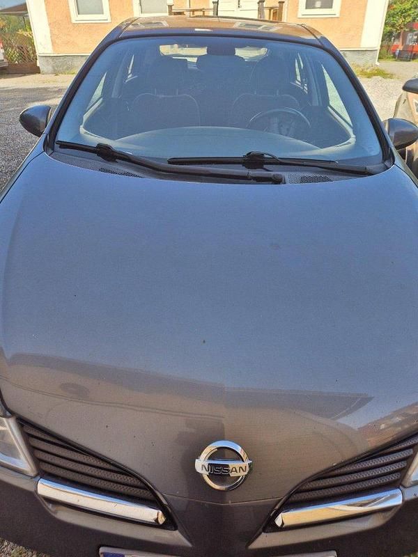 Grå Begagnad 2004 Nissan Primera Halvkombi | 17 000 kr (Dyr) - Bild 1/3