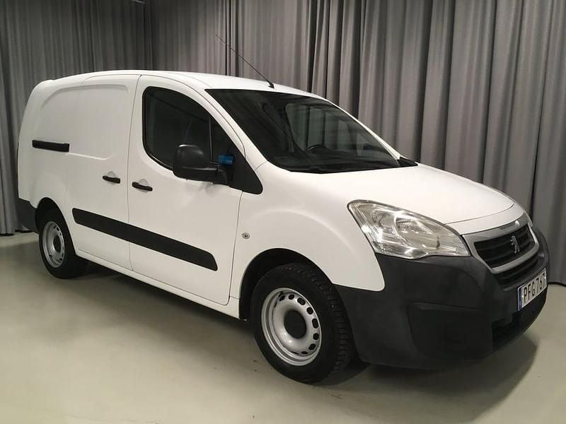 Vit Begagnad 2017 Peugeot Partner Van | 99 900 kr (Marknadspris) - Bild 1/4
