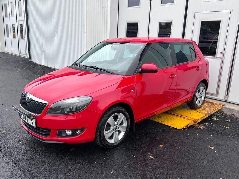 Röd Begagnad 2013 Skoda Fabia Ambiente Halvkombi | 74 500 kr (Marknadspris) - Bild 1/4