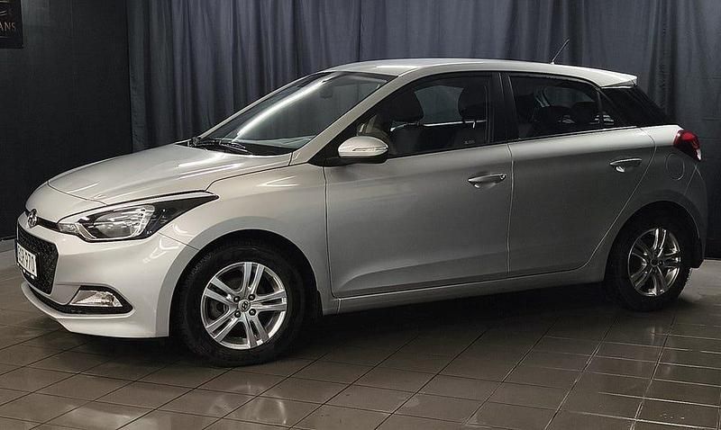 Begagnad Hyundai i20 Comfort 84 HK (61 kW) 2018 Silver Halvkombi