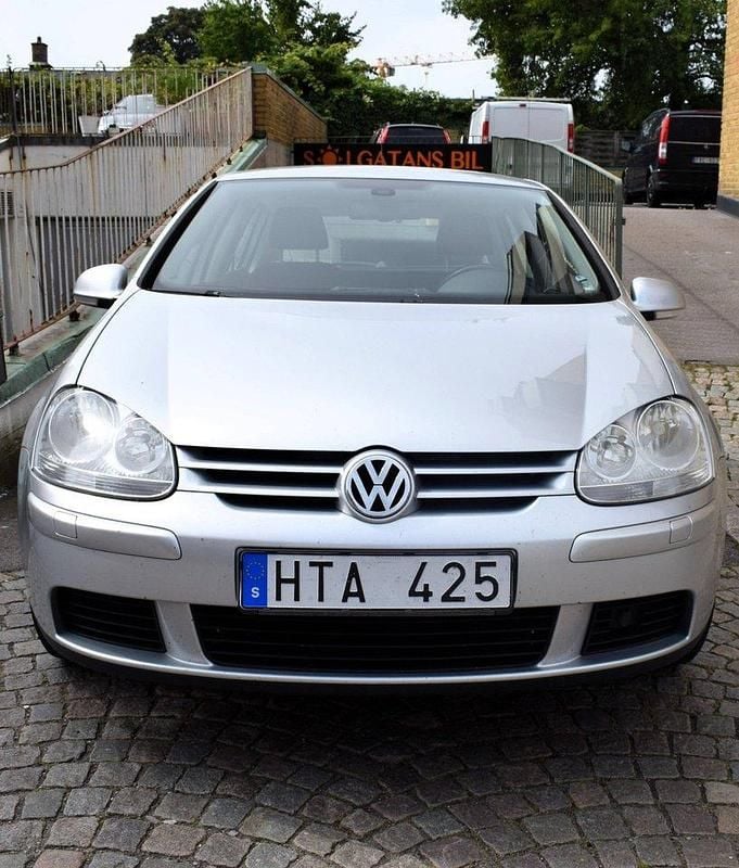 Silver Begagnad 2009 VW Golf Trendline Halvkombi | 38 800 kr (Bra pris) - Bild 1/4