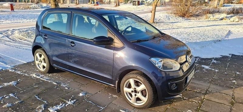 Mörkblå metallic Begagnad 2013 VW up! high up! Halvkombi | 49 000 kr (Bra pris) - Bild 1/4