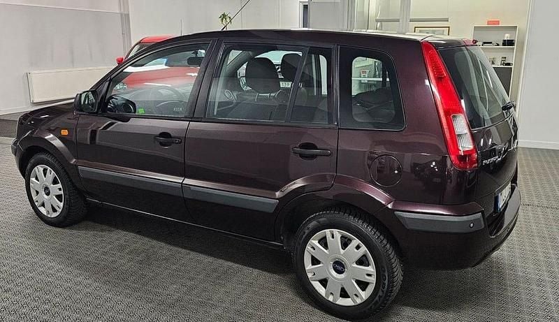 Begagnad Ford Fusion Style 101 HK (74 kW) 2010 Röd Halvkombi