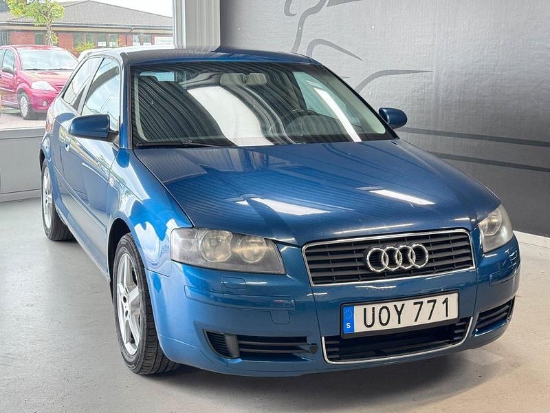 Mörkblå (blå) Begagnad 2004 Audi A3 Attraction Halvkombi | 29 900 kr (Dyr) - Bild 1/3