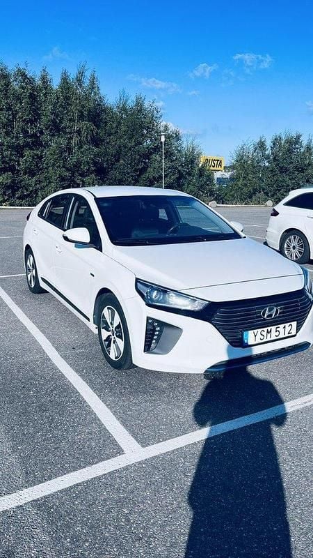 Vit Begagnad 2017 Hyundai Ioniq Comfort Sedan | 170 000 kr (Lite dyr) - Bild 1/4