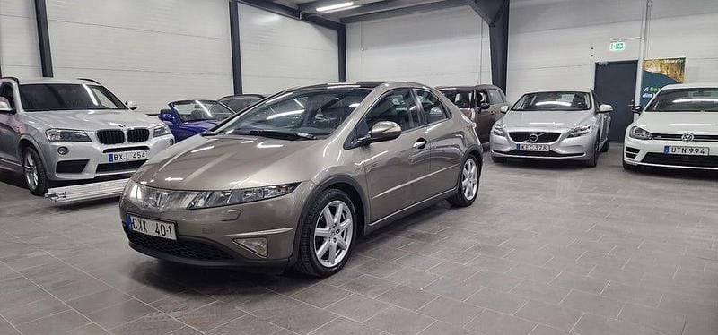 Grå Begagnad 2008 Honda Civic Executive Halvkombi | 49 900 kr (Marknadspris) - Bild 1/4