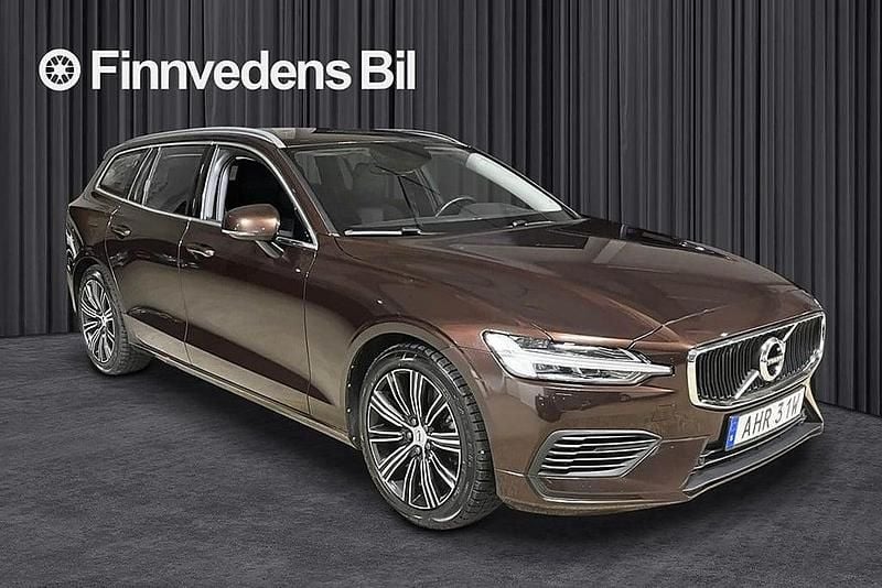 Begagnad Volvo V60 Momentum 253 HK (186 kW) 2020 Mörkbrun Kombi