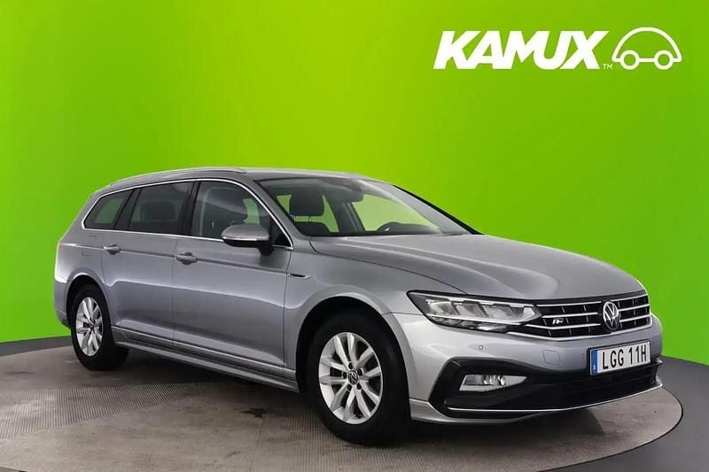 Silver/grå Begagnad 2023 VW Passat Kombi | 299 800 kr (Bra pris) - Bild 1/4