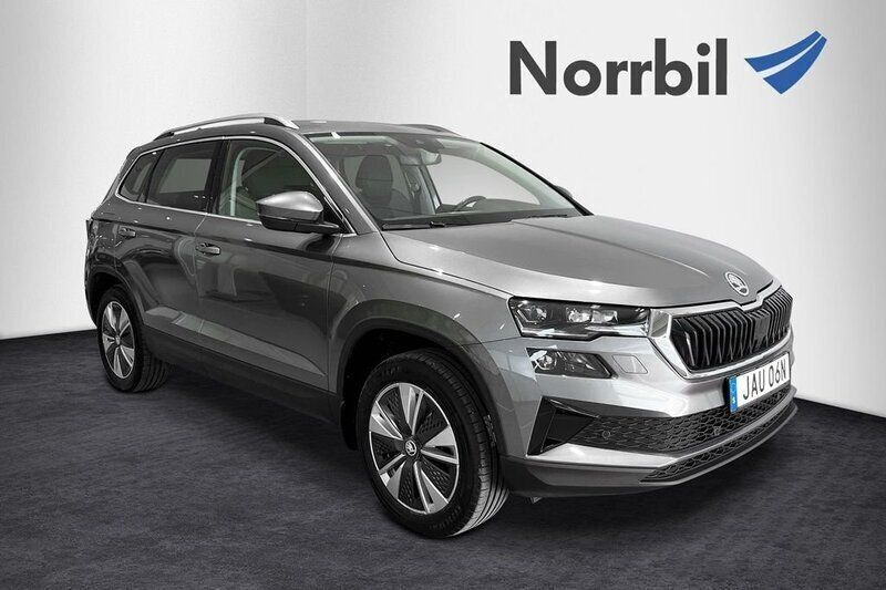 Grå Begagnad 2023 Skoda Karoq Style SUV | 329 000 kr (Marknadspris) - Bild 1/4