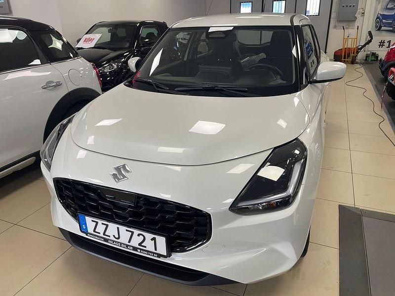 Vit Ny 2025 Suzuki Swift Halvkombi | 199 900 kr (Superpris) - Bild 1/4