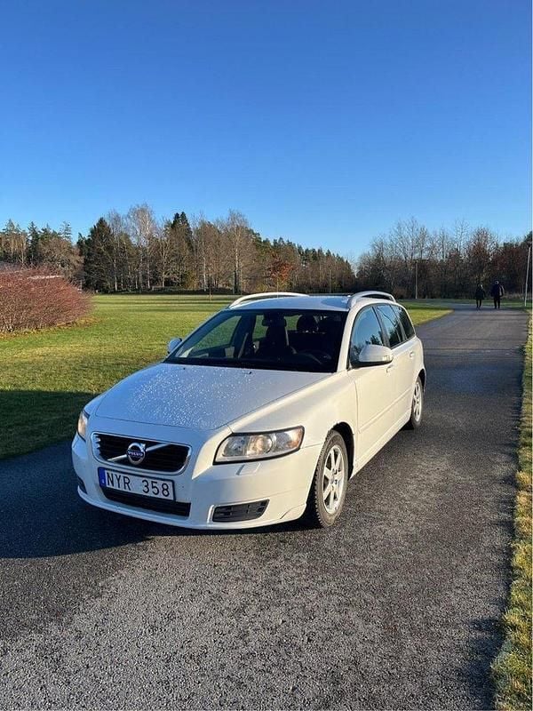 Vit Begagnad 2012 Volvo V50 Kinetic Kombi | 29 000 kr (Bra pris) - Bild 1/4