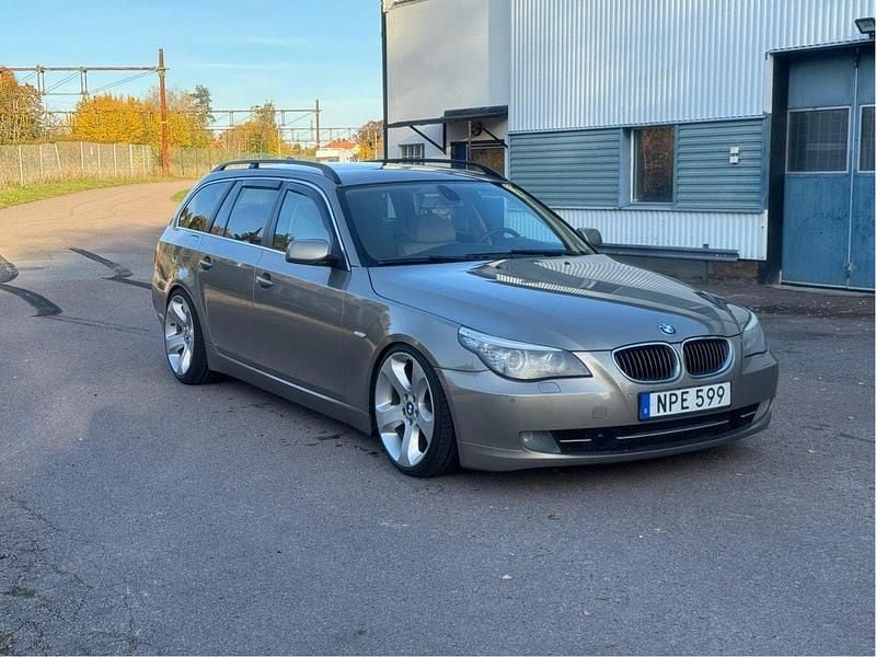Brun Begagnad 2008 BMW 525 Comfort Edition Kombi | 70 000 kr (Marknadspris) - Bild 1/4