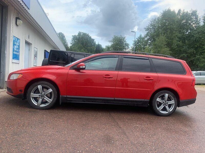 Begagnad Volvo V70 Standard 145 HK (106 kW) 2008 Röd Kombi