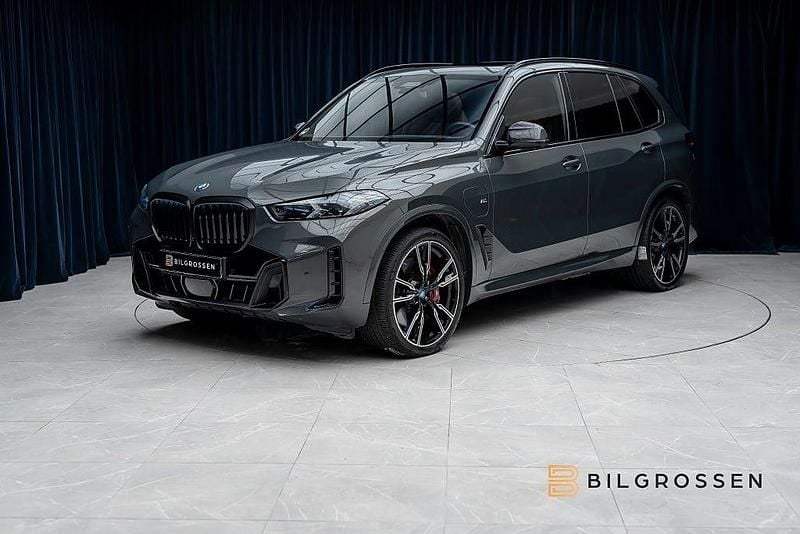 Grå Begagnad 2024 BMW X5 Exclusive SUV | 1 059 900 kr (Lite dyr) - Bild 1/4