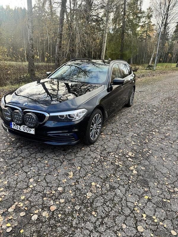 Svart Begagnad 2020 BMW 520 Sport Line Kombi | 254 000 kr (Superpris) - Bild 1/4