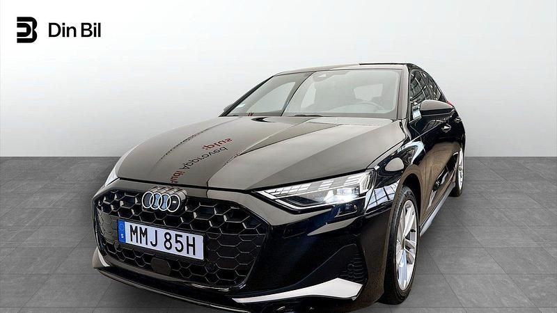 Svart Begagnad 2024 Audi A3 Sportback Advanced Plus Halvkombi | 309 000 kr (Marknadspris) - Bild 1/4