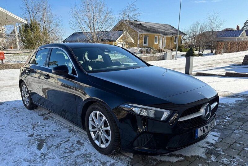 Svart Begagnad 2019 Mercedes A180 Halvkombi | 215 000 kr (Marknadspris) - Bild 1/4