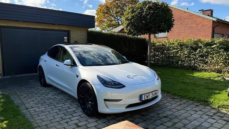 Vit Begagnad 2021 Tesla Model 3 Performance Sedan | 329 000 kr (Marknadspris) - Bild 1/4