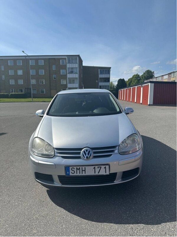 Silver Begagnad 2007 VW Golf V Trendline Halvkombi | 30 000 kr (Marknadspris) - Bild 1/4