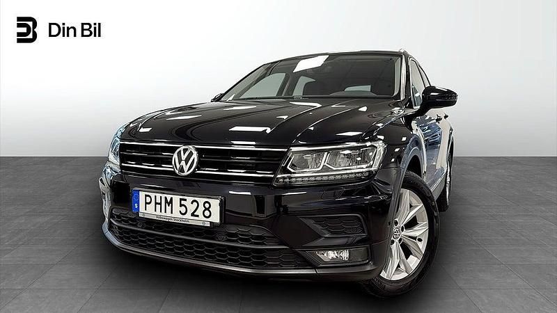 Svart (deep black pearl) Begagnad 2018 VW Tiguan Executive SUV | 239 900 kr (Marknadspris) - Bild 1/4