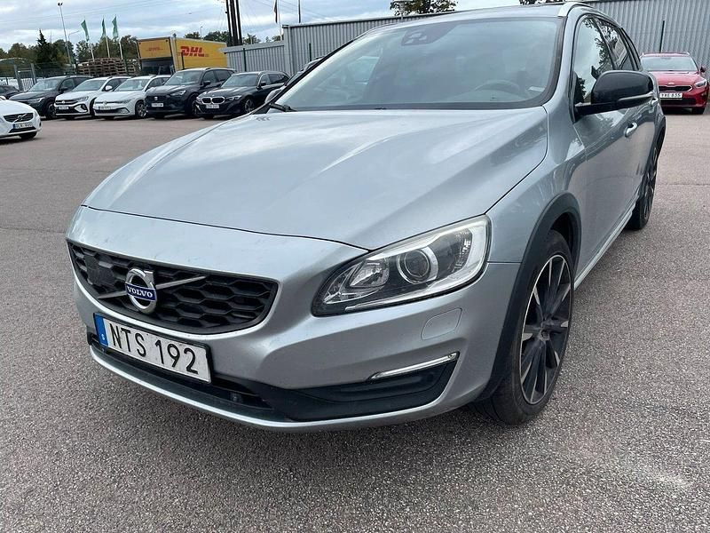 Silver (electric silver metallic) Begagnad 2016 Volvo V60 CC Summum Kombi | 145 000 kr (Marknadspris) - Bild 1/2