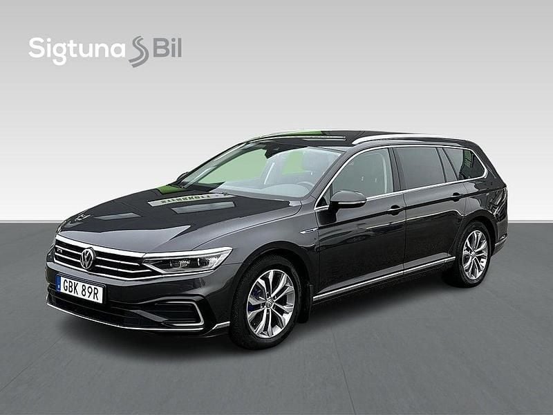 Grå Begagnad 2019 VW Passat Executive Kombi | 259 900 kr (Lite dyr) - Bild 1/3