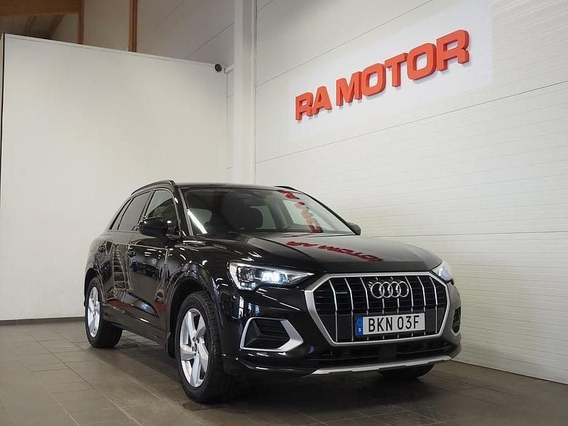 Svart Begagnad 2021 Audi Q3 Advanced Plus SUV | 309 900 kr (Marknadspris) - Bild 1/4