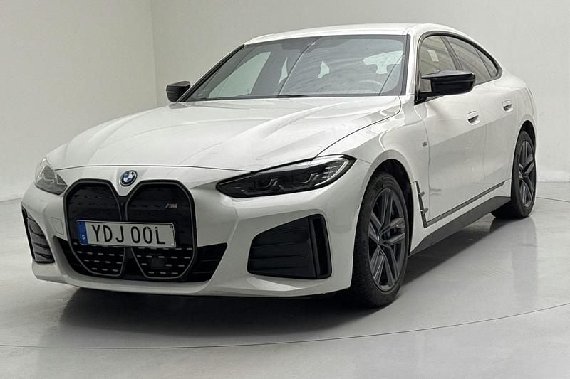 Vit Begagnad 2023 BMW i4 Sedan | 355 000 kr (Superpris) - Bild 1/4