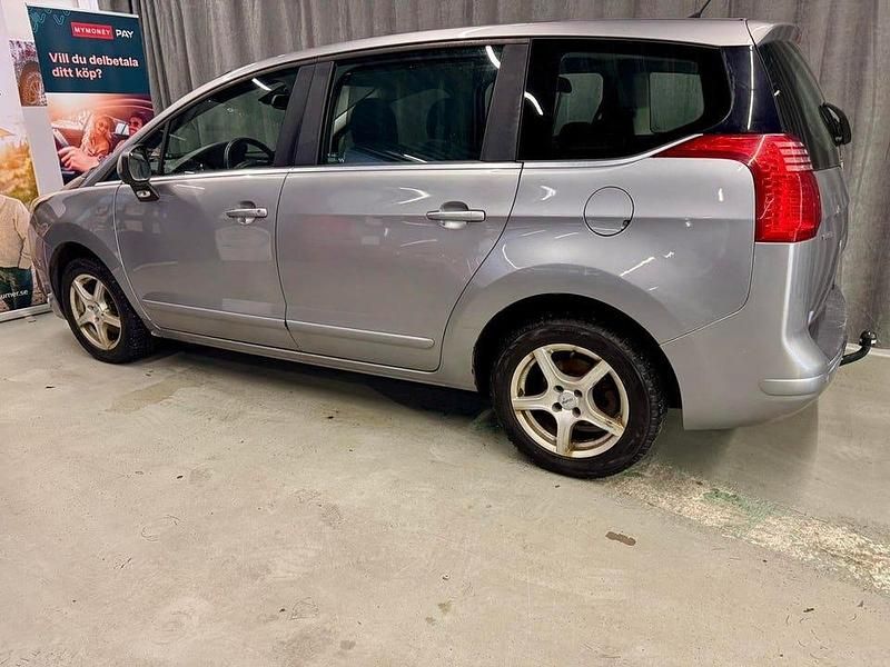 Begagnad Peugeot 5008 120 HK (88 kW) 2016 Grå Minibuss