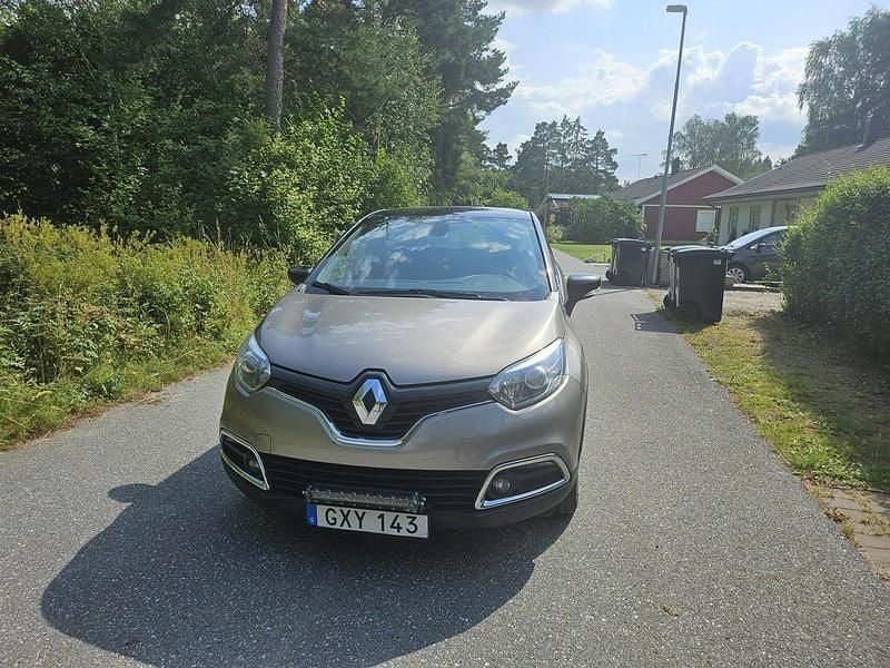 Brun Begagnad 2015 Renault Captur Dynamique SUV | 75 000 kr (Marknadspris) - Bild 1/4
