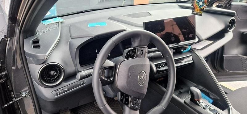 Grå Begagnad 2024 Toyota C-HR SUV | 370 000 kr (Marknadspris) - Bild 1/4