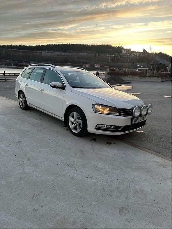 Vit Begagnad 2015 VW Passat Kombi | 90 000 kr (Superpris) - Bild 1/4