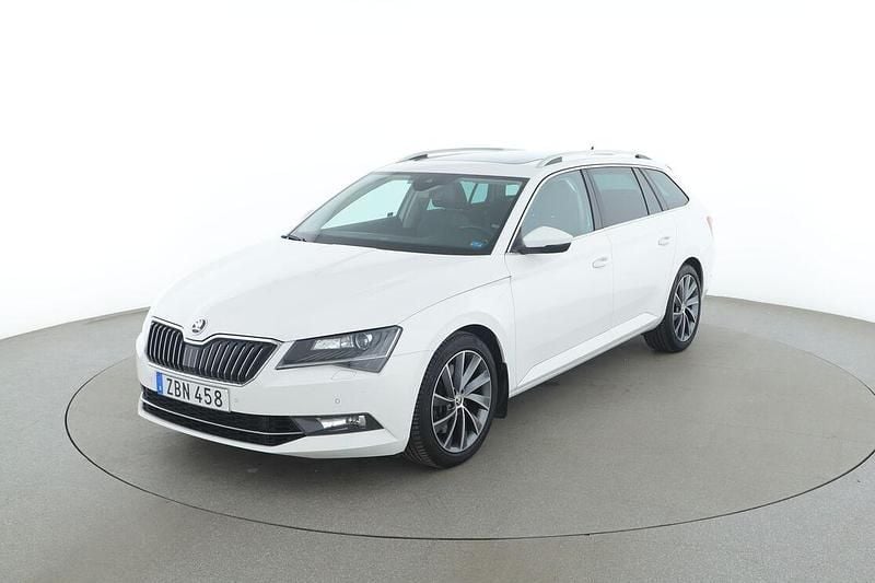 Vit Begagnad 2017 Skoda Superb LAURIN & KLEMENT Kombi | 295 000 kr (Marknadspris) - Bild 1/3