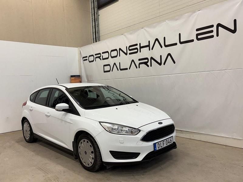 Vit Begagnad 2018 Ford Focus Trend Halvkombi | 109 900 kr (Marknadspris) - Bild 1/4