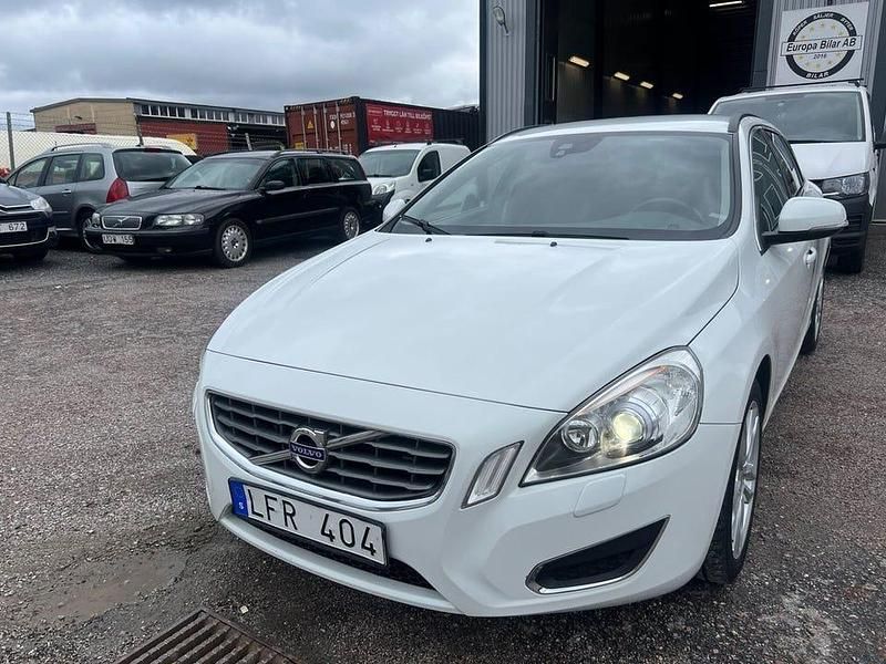 Vit Begagnad 2011 Volvo V60 Momentum Kombi | 109 800 kr (Bra pris) - Bild 1/4