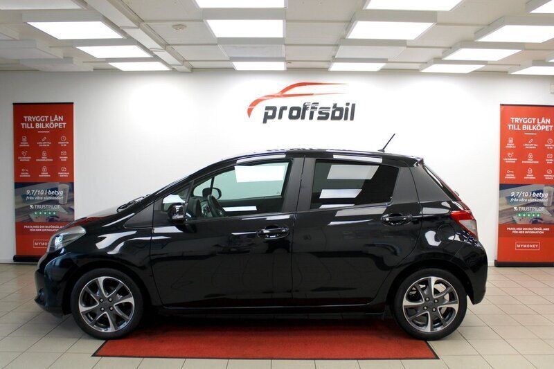 Svart Begagnad 2014 Toyota Yaris Edition Halvkombi | 84 900 kr (Marknadspris) - Bild 1/4