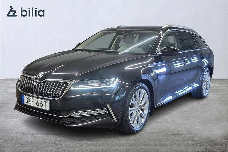Svart Begagnad 2021 Skoda Superb Business Line Kombi | 309 000 kr (Marknadspris) - Bild 1/3