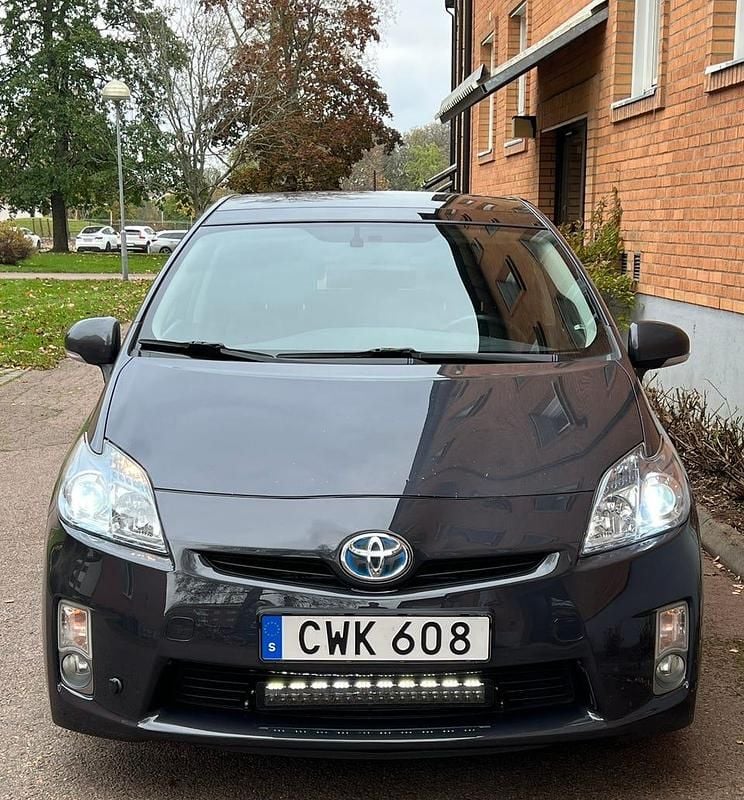 Metallic Begagnad 2011 Toyota Prius Halvkombi | 78 900 kr (Marknadspris) - Bild 1/4